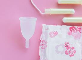 16-jarige zorgt voor toiletkastje met gratis maandverband en tampons 16-jarige zorgt voor toiletkastje met gratis maandverband en tampons