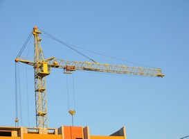 Gescheurde gevel van Steenwijkse school vastgezet met ijzeren constructie Gescheurde gevel van Steenwijkse school vastgezet met ijzeren constructie