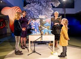 Prinses Laurentien opent de 'boom, roos, vis' tentoonstelling in Onderwijsmuseum