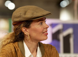 Schrijfster Roxane van Iperen verkozen tot Taalstaatmeester 2021