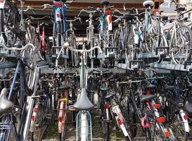 Dubbeldekse fietsenstalling geplaatst op Zernike Campus Groningen