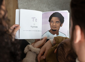 Nederlandse hiphopartiesten leren kinderen alfabet tijdens lezen van dit boek