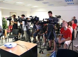 Normal_press-conference-1166343_1920
