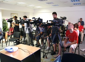 Corona-persconferentie ondersteund met visuals en tolk via scherm op beeld Corona-persconferentie ondersteund met visuals en tolk via scherm op beeld