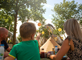 Tijdens de zomervakantie kamperen naast houten achtbaan van Toverland 