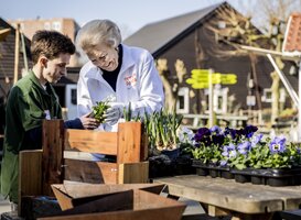 Prinses Beatrix aan het werk op kinderboerderij tijdens NLdoet