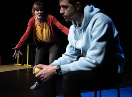 Voorstelling over depressie voor scholen en naar het DeLaMar Theater Voorstelling over depressie voor scholen en naar het DeLaMar Theater