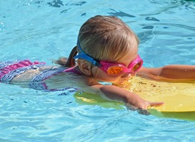 'Kind leert eigenlijk pas na het behalen van een zwemdiploma echt zwemmen'