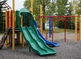Schoolplein IKC Platanenlaan vol groen, water en zand om mee te spelen Schoolplein IKC Platanenlaan vol groen, water en zand om mee te spelen