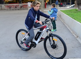 Scholieren uit Assen leren veilig fietsen met een e-bike Scholieren uit Assen leren veilig fietsen met een e-bike
