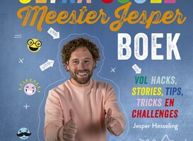 Meester Jesper signeert zijn eigen boek op Station Den Haag Centraal 