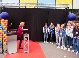 Vera Bergkamp opent met leerlingen Lorentz Casimir Lyceum locatie ProDemos