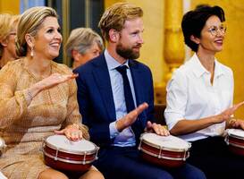 Koningin Máxima slaat op de trommel tijdens workshop muziekonderwijs
