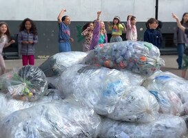 Berg plastic afval gedumpt op basisschoolplein 