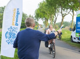 Tijdens 'Fiets naar je Werk Dag' deelt Groningen koeken uit als bedankje 