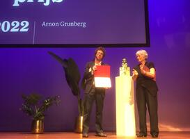 Arnon Grunberg heeft de P.C. Hooftprijs 2022 in ontvangst genomen