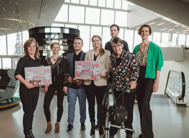 Jetta Klijnsma reikt Ben Feringa Impact Award uit aan studenten RUG Jetta Klijnsma reikt Ben Feringa Impact Award uit aan studenten RUG