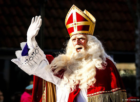 Sinterklaas vaart tijdens landelijke intocht haven van Hellevoetsluis binnen