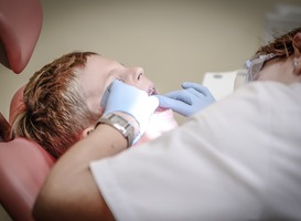 Kind vanaf zes maanden naar de tandarts voorkomt veel gaatjes