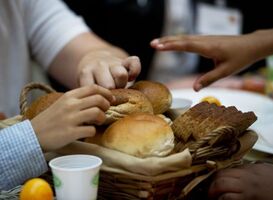 Het Rode Kruis zorgt voor een gezond ontbijt op scholen in Sneek 