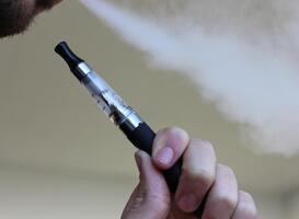Vapes roken op de school-wc is tegenwoordig heel normaal Vapes roken op de school-wc is tegenwoordig heel normaal