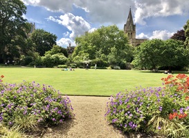 Normal_beautiful-gardens-and-cathedral-at-oxford-universi-2021-10-16-06-06-39-utc