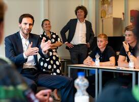 Minister Hoekstra in gesprek met studenten ROC Mondriaan over vrede Minister Hoekstra in gesprek met studenten ROC Mondriaan over vrede
