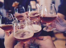 Tijdens ontgroening Tragos Maastricht studenten vernederd met kots en urine Tijdens ontgroening Tragos Maastricht studenten vernederd met kots en urine