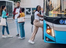 Niet meer met de taxi naar het speciaal onderwijs, maar gewoon met de bus Niet meer met de taxi naar het speciaal onderwijs, maar gewoon met de bus