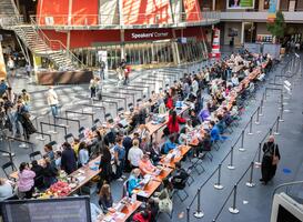 In Haagse Hogeschool halen internationale studenten verblijfsvergunning op