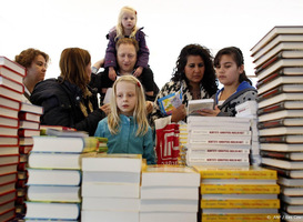 Tijdens Kinderboekenweek ontvangen kinderen van McDonald's bibliotheekpas