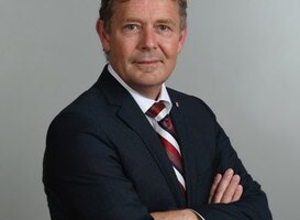 Prof. dr. Theo Bastiaens herbenoemd tot rector magnificus Open Universiteit Prof. dr. Theo Bastiaens herbenoemd tot rector magnificus Open Universiteit