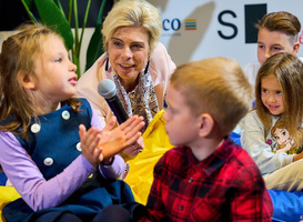 Prinses Laurentien biedt Oekraïense kinderen tweetalig prentenboek aan