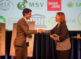 Jonge Klimaatbeweging presenteert toekomstvisie aan minister Rob Jetten Jonge Klimaatbeweging presenteert toekomstvisie aan minister Rob Jetten