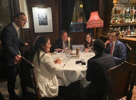 Jonge Klimaatbeweging tijdens COP27 in gesprek met premier Rutte Jonge Klimaatbeweging tijdens COP27 in gesprek met premier Rutte