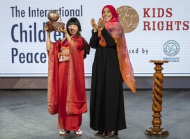 Japanse tiener, Rena Kawasaki, wint Internationale Kindervredesprijs 2022 Japanse tiener, Rena Kawasaki, wint Internationale Kindervredesprijs 2022