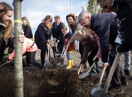 Minister van der Wal plant ook een boom tijdens Boomfeestdag Minister van der Wal plant ook een boom tijdens Boomfeestdag