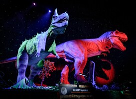 Dinosaurussen komen per vrachtwagen aan bij Expo Haarlemmermeer 