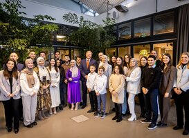 Koning brengt werkbezoek aan Young Leaders Community Koning brengt werkbezoek aan Young Leaders Community