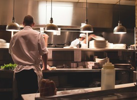 Gastvrij Fryslân start vanaf februari met horeca-opleidingen in Sneek Gastvrij Fryslân start vanaf februari met horeca-opleidingen in Sneek