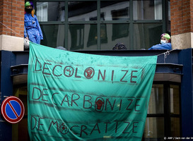 Klimaatactivisten bezetten het gebouw van de Universiteit van Amsterdam