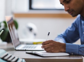 Jonge mannen hebben vaker betaald werk dan jonge vrouwen 