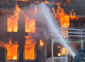 Vanwege grote brand in Arnhem blijft basisschool noodgedwongen dicht Vanwege grote brand in Arnhem blijft basisschool noodgedwongen dicht
