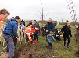 Voor de tweede keer bomen planten in Geboortebos Park Zwanenburg 