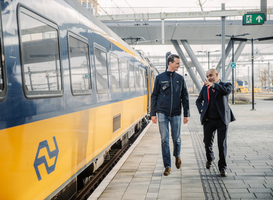 Eerste kantoorcollega's gaan met conducteur mee de trein op 