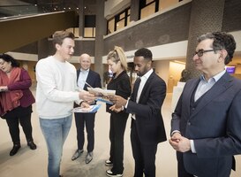 Ziezon Magazine overhandigd aan Kamerleden door chronisch zieke Stijn Ziezon Magazine overhandigd aan Kamerleden door chronisch zieke Stijn
