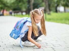 Nieuw schoolplein voor school die 5 jaar, 5 maanden en 5 dagen bestaat 