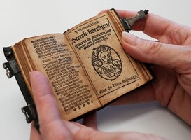 UB Leiden krijgt zeldzaam 'steekboekje' voor jonge stelletjes uit de 17e eeuw