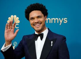 Komiek Trevor Noah ontvangt Erasmusprijs 2023 