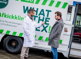 Mobiele afkickkliniek door Nederland als protest tegen tijdelijke contracten Mobiele afkickkliniek door Nederland als protest tegen tijdelijke contracten